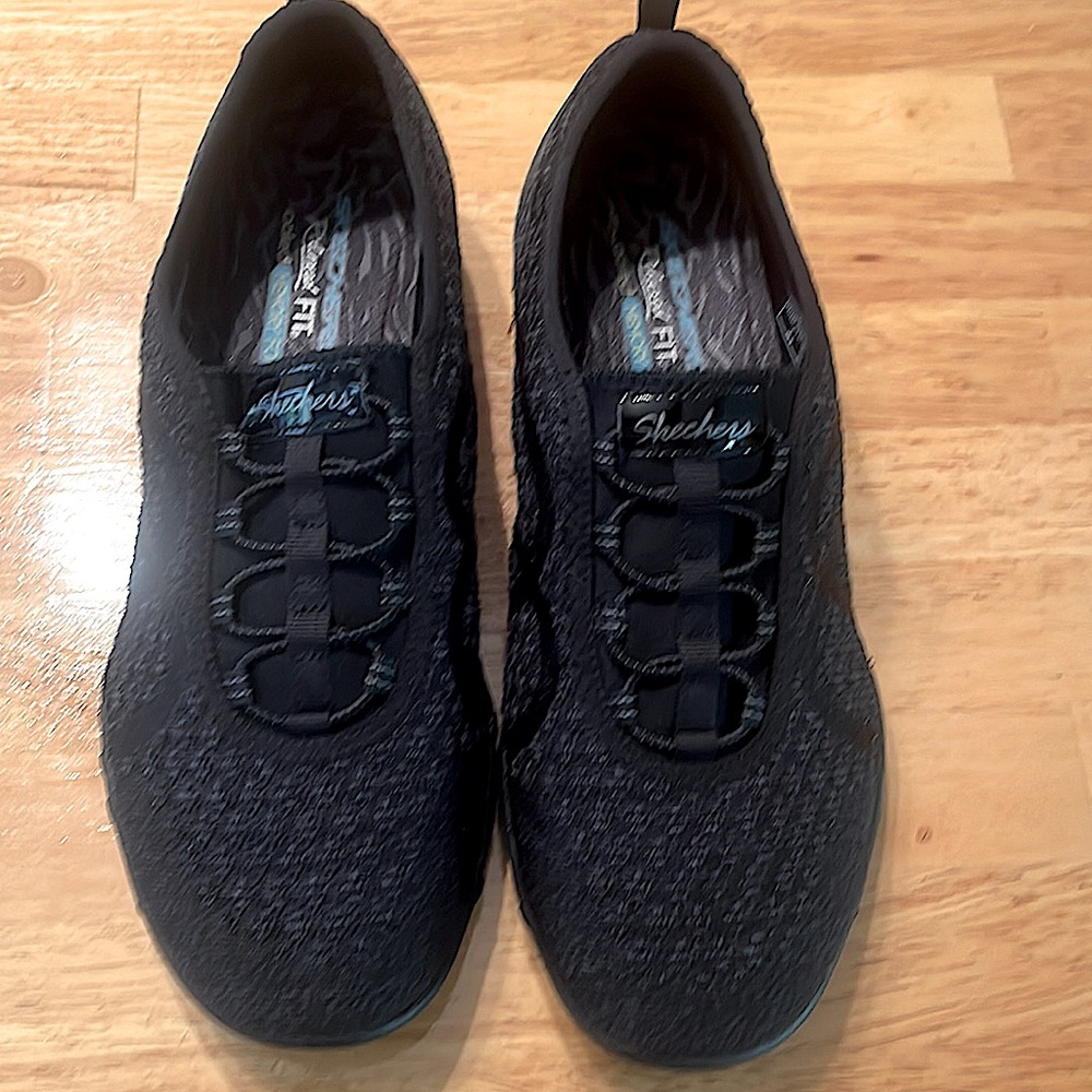 Women’s Skechers slip on size 9.5 black